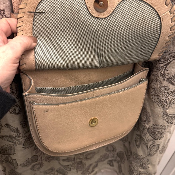 Women Vince Camuto Elegant Tan Leather Shoulder Bag - Picture 9 of 10